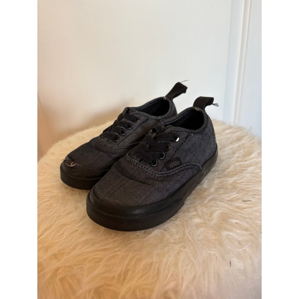black baby Vans shoes in size toddler 6.5